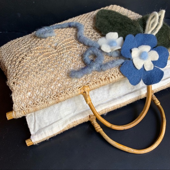 w i c k e r :: Vintage Large Boho Floral Rattan Straw Wool Flower Tote - Picture 3 of 13